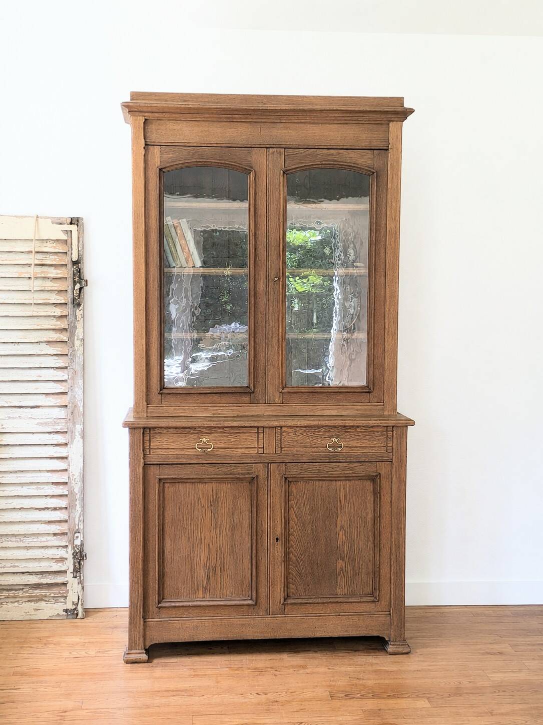 Ancien vaisselier double-corps rénové