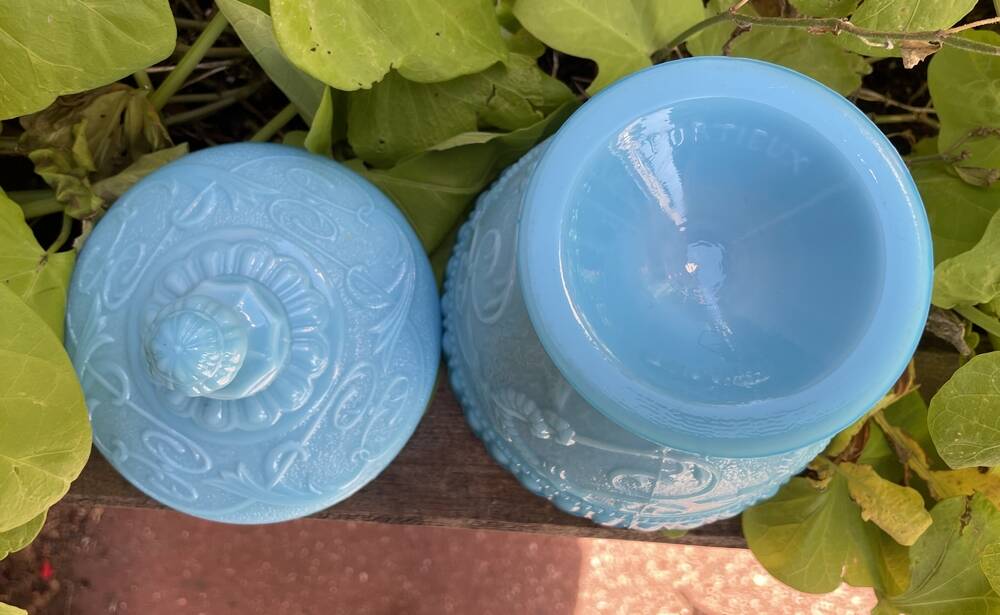 Bonbonnière or sugar bowl in turquoise opaline portieux with stylised dragon decoration.