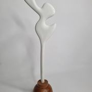 Sculpture d’inspiration biomorphique, sur socle en bois industriel, 37 cm