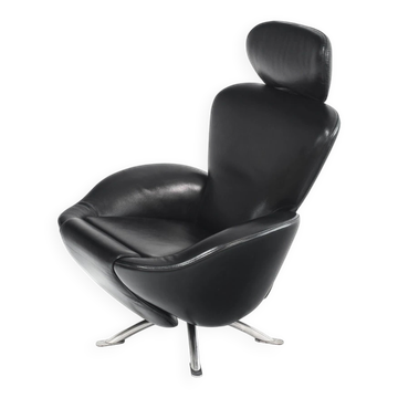 "Dodo" armchair in black leather. Design by Toshiyuki Kita. Cassina. Italy.