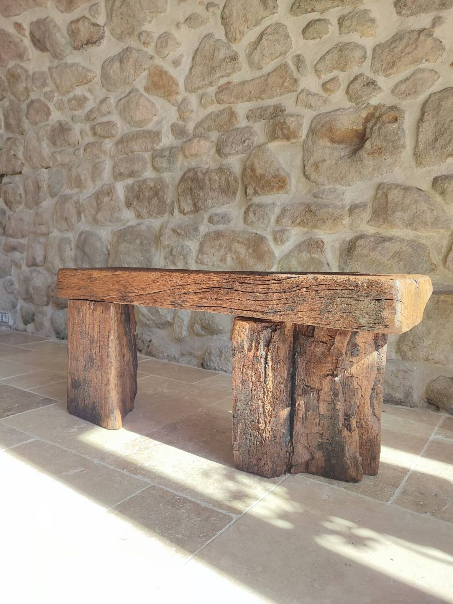 Banc brutaliste centenaire