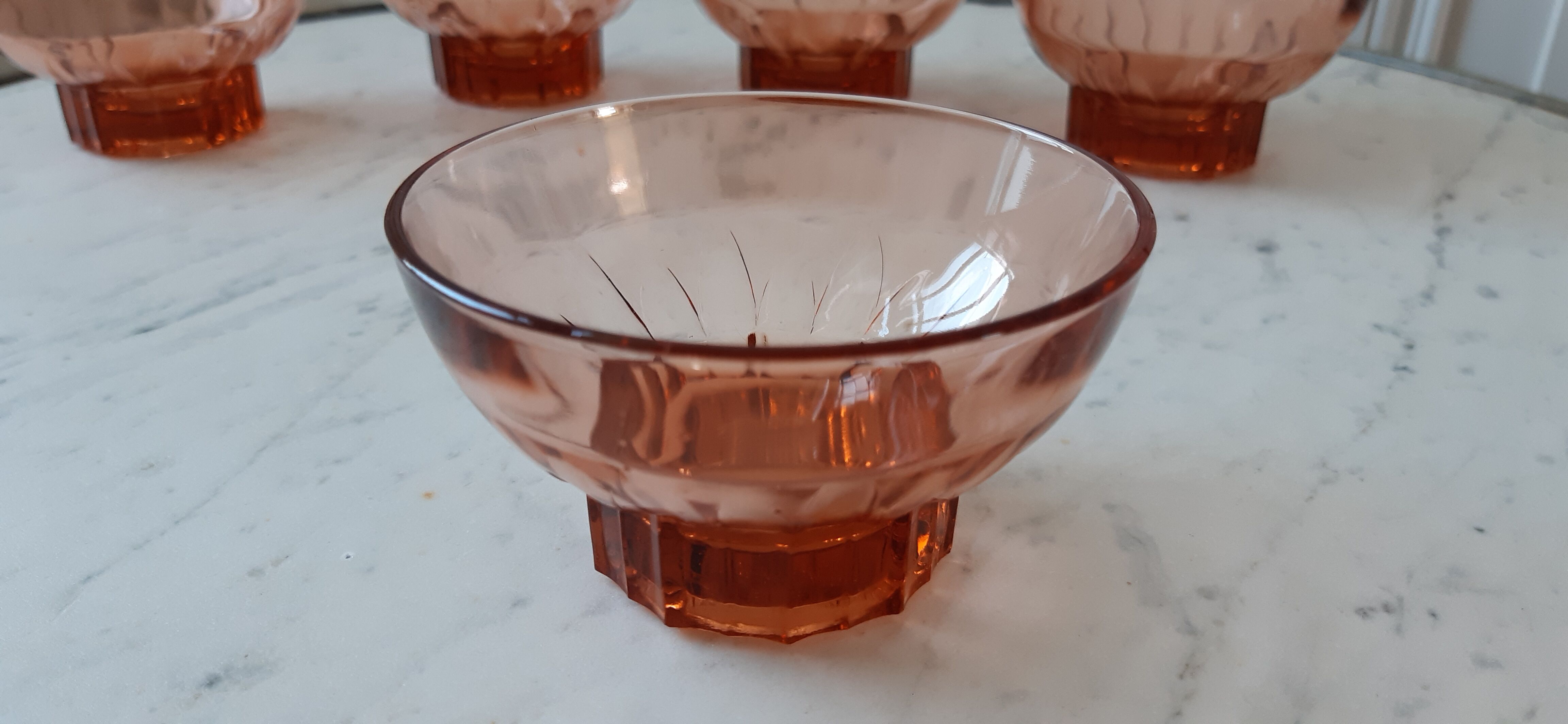 Set of 9 glasses of pink art deco glass champagne