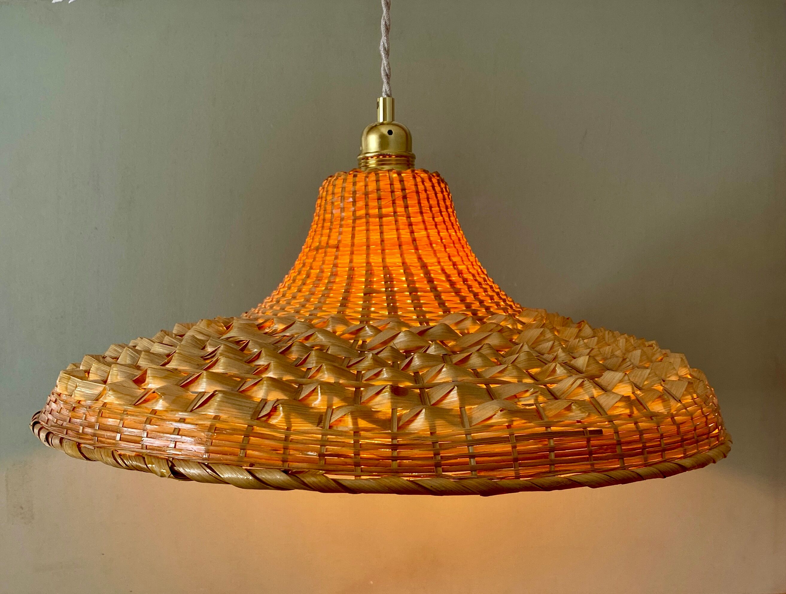 Vintag lampshade suspension in natural material