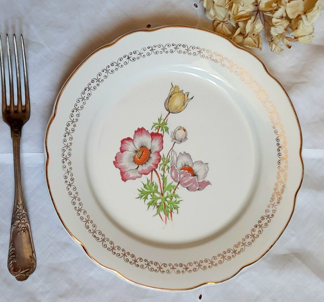 Flat earthenware plates with gilded edges