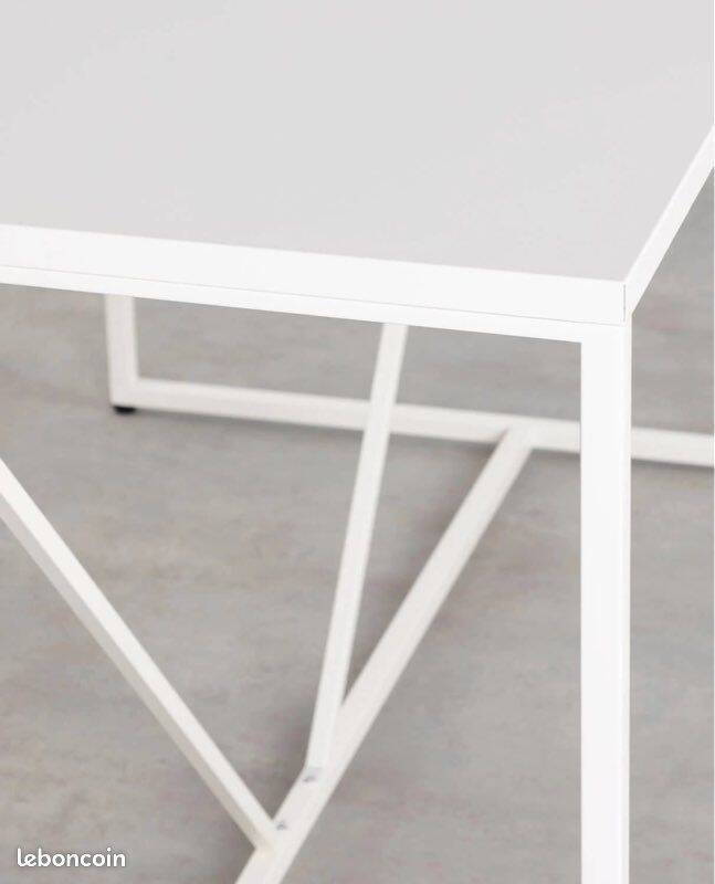 Table métallique blanche
