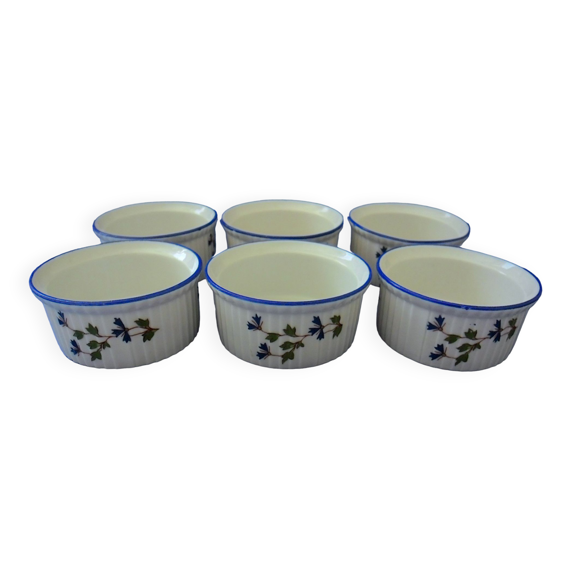 Suite de six ramequins en porcelaine à décor aux barbeaux