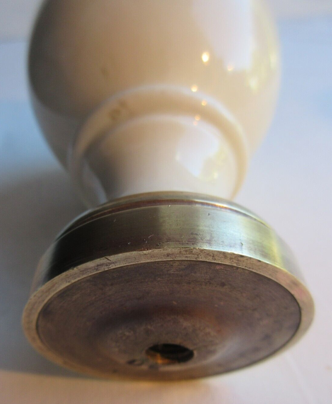 Twentieth art deco staircase ball in beige porcelain and gilded brass