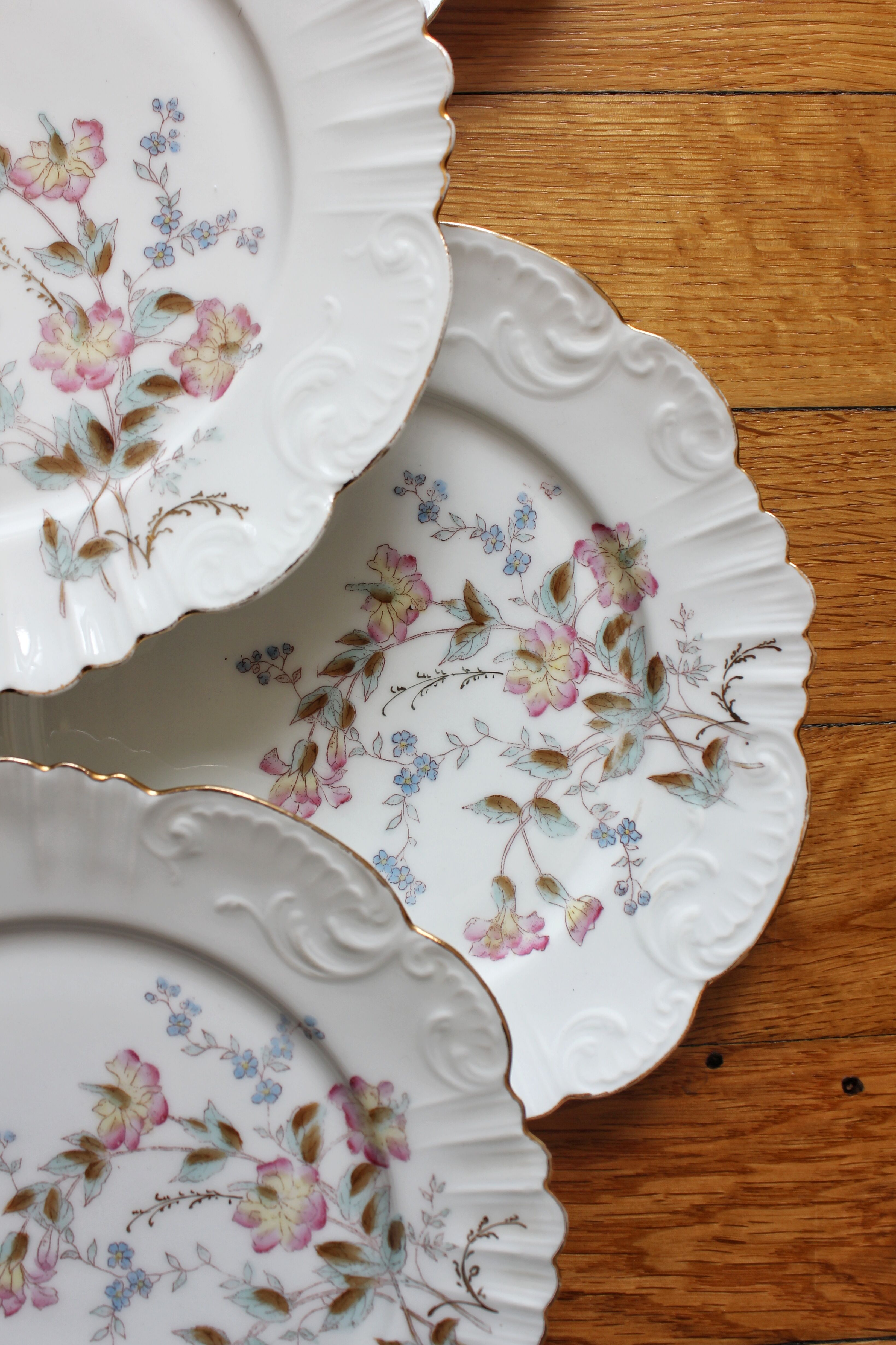 12 assiettes à dessert en porcelaine ancienne décor polychrome floral début XXe
