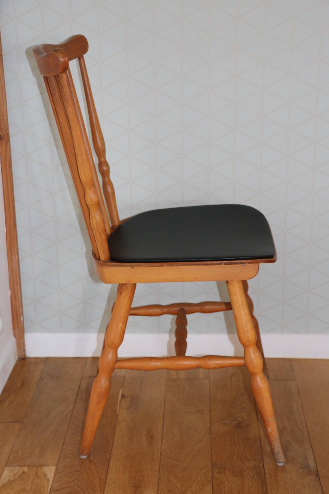 4 BAUMANN Tacoma chairs in black imitation leather and light beech