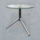 Table d’appoint tripode moderniste en verre trempé et métal chromé