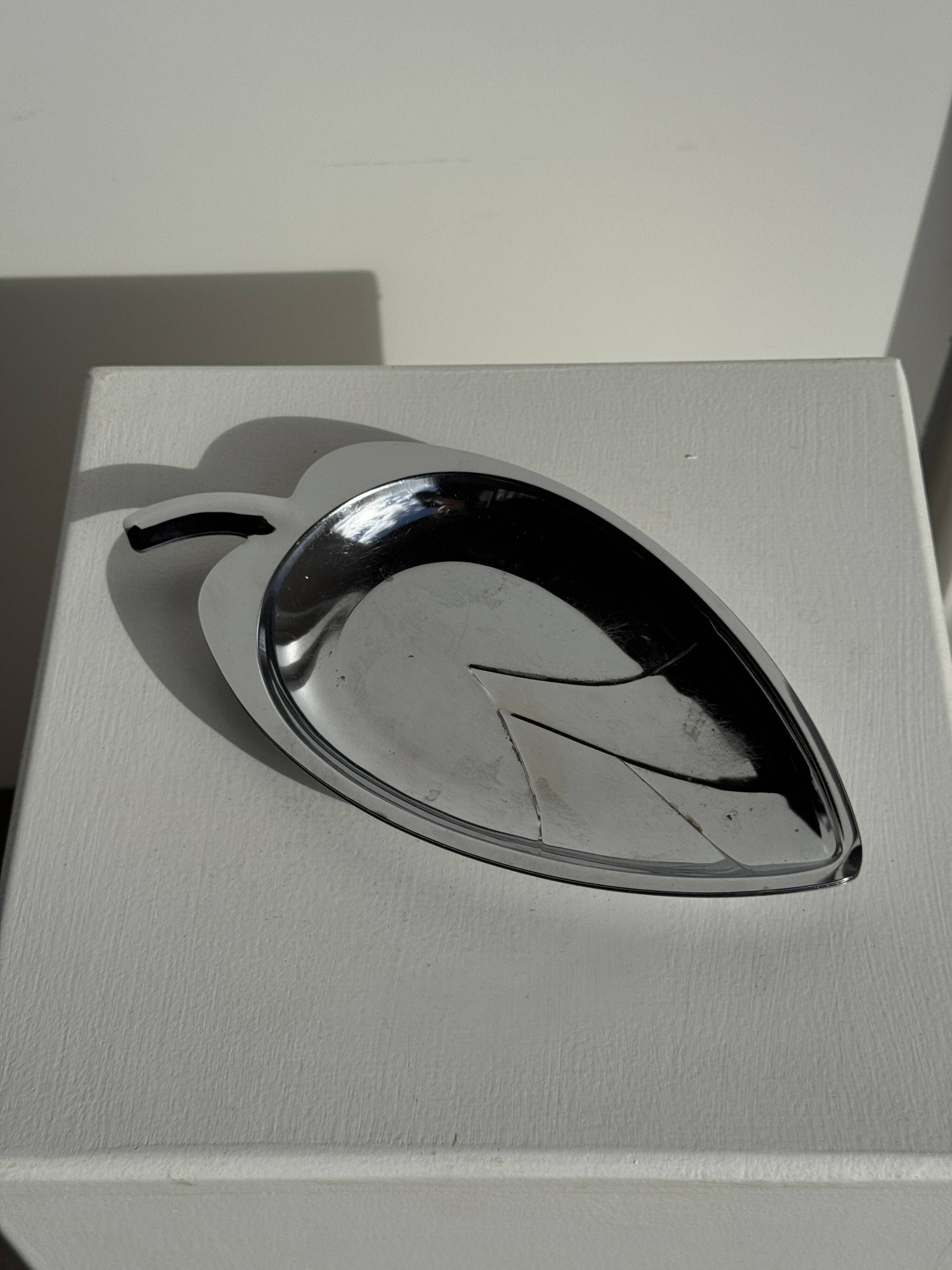 Pair of silver-plated bowls in the shape of a stylised leaf 11.5x22