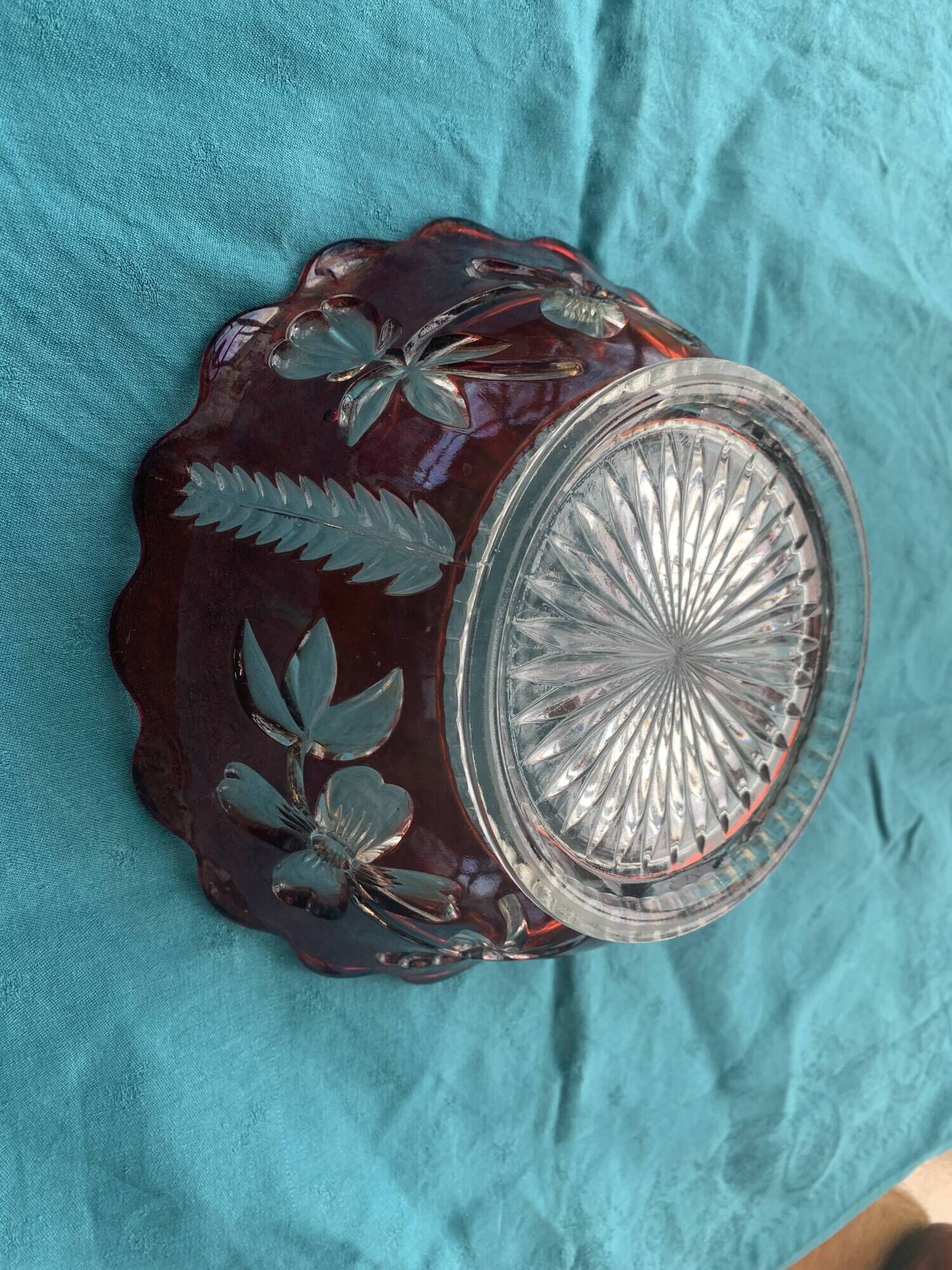 Red and transparent glass bowl with floral motifs and vintage wheat cobs