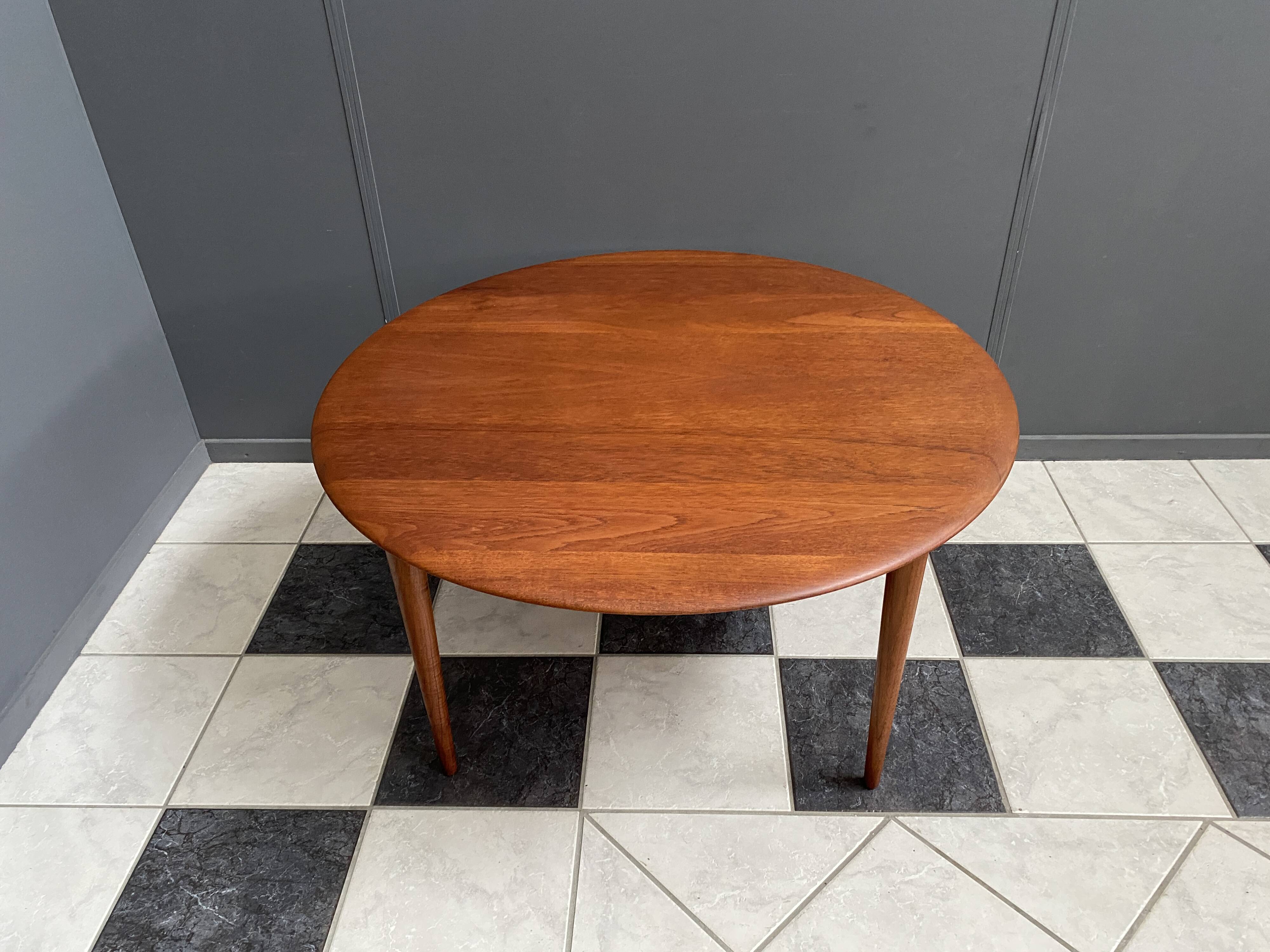 Mid-Century Modern scandinavian coffee table in teak by Hvidt & Mølgaard Nielsen for France and Søn.