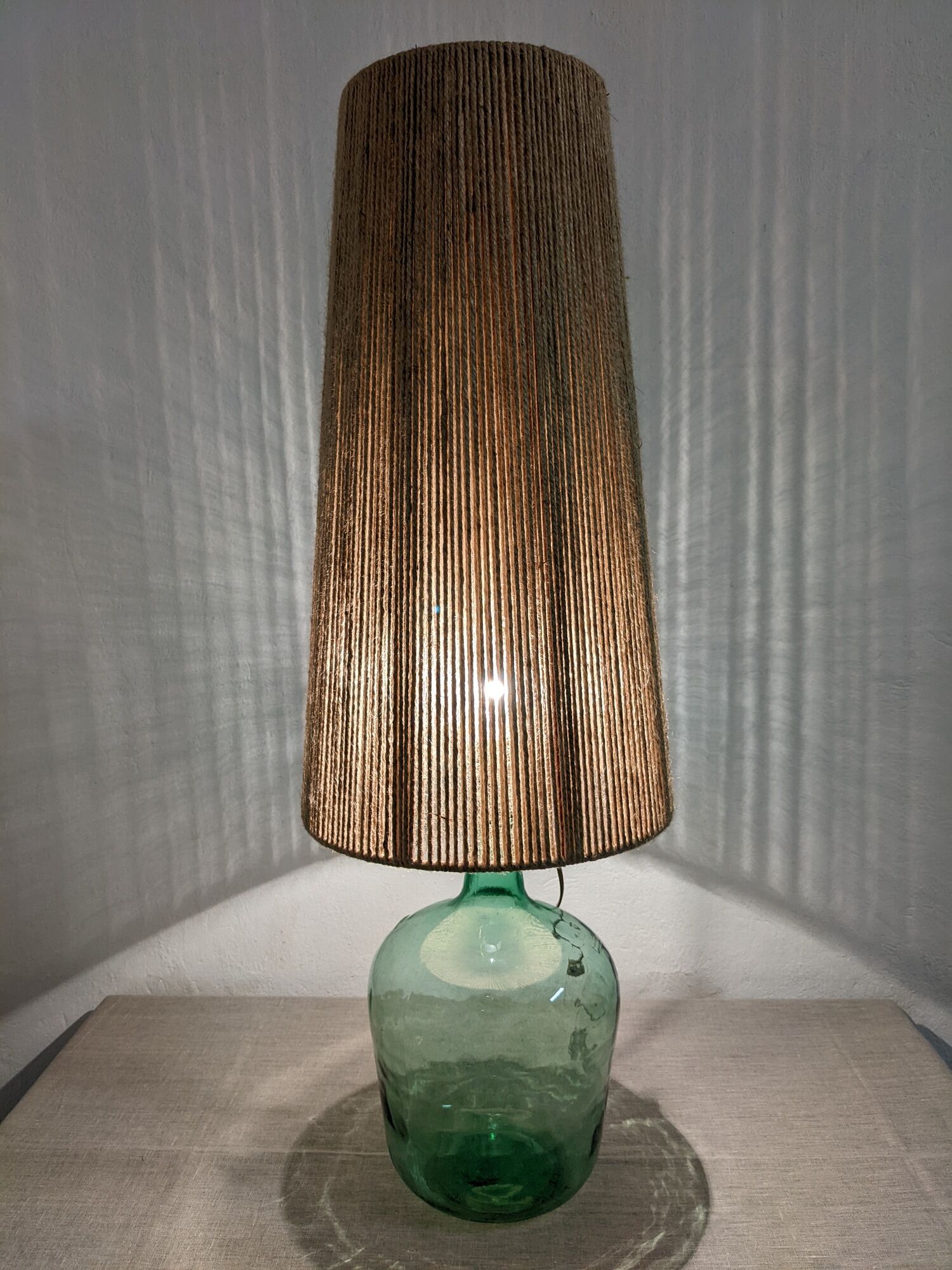 Vintage demijohn lamp in glass and XXL jute rope