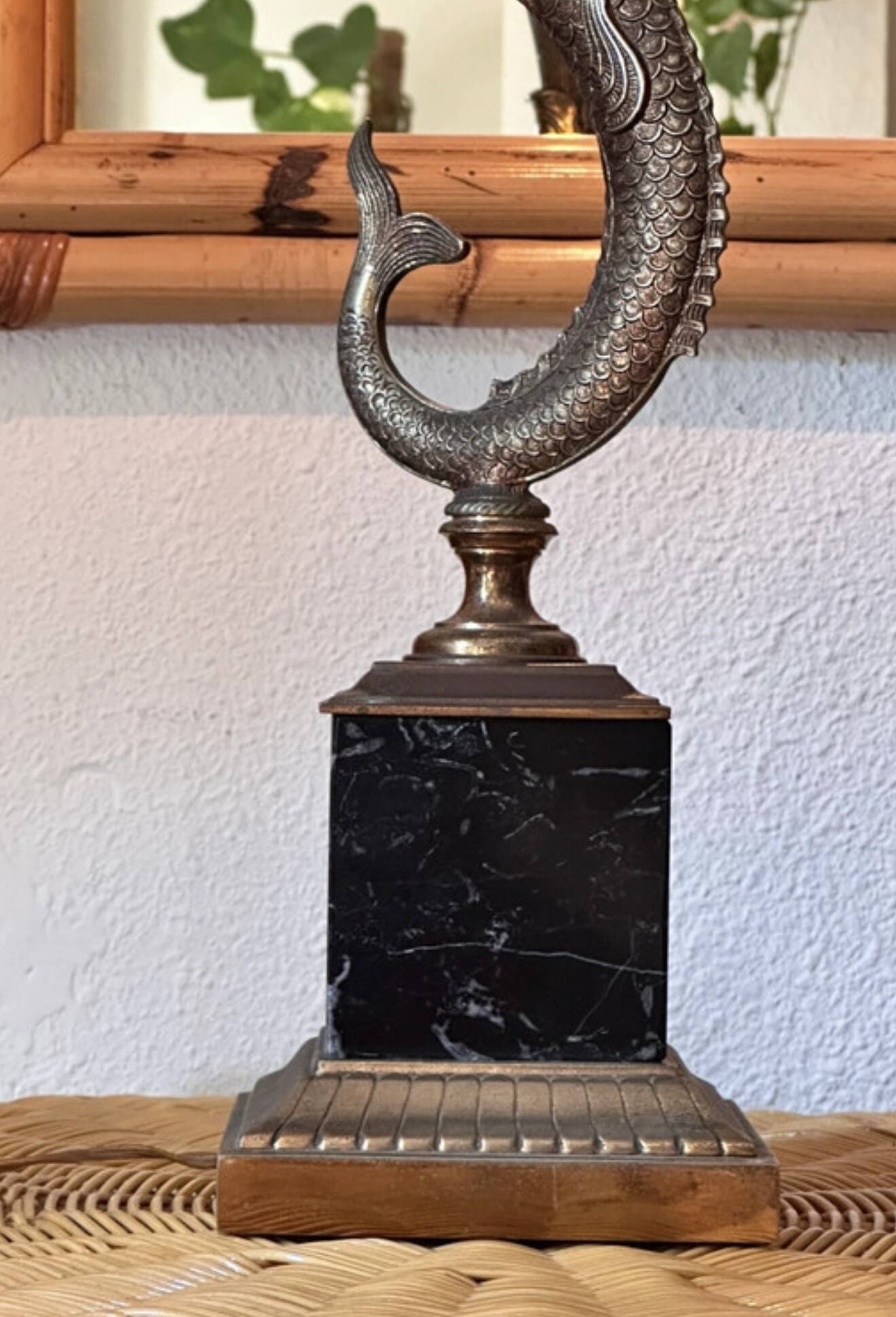 Lampe sculpturale vintage avec dauphin en bronze sur base en marbre noir -Holl