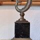 Lampe sculpturale vintage avec dauphin en bronze sur base en marbre noir -Holl