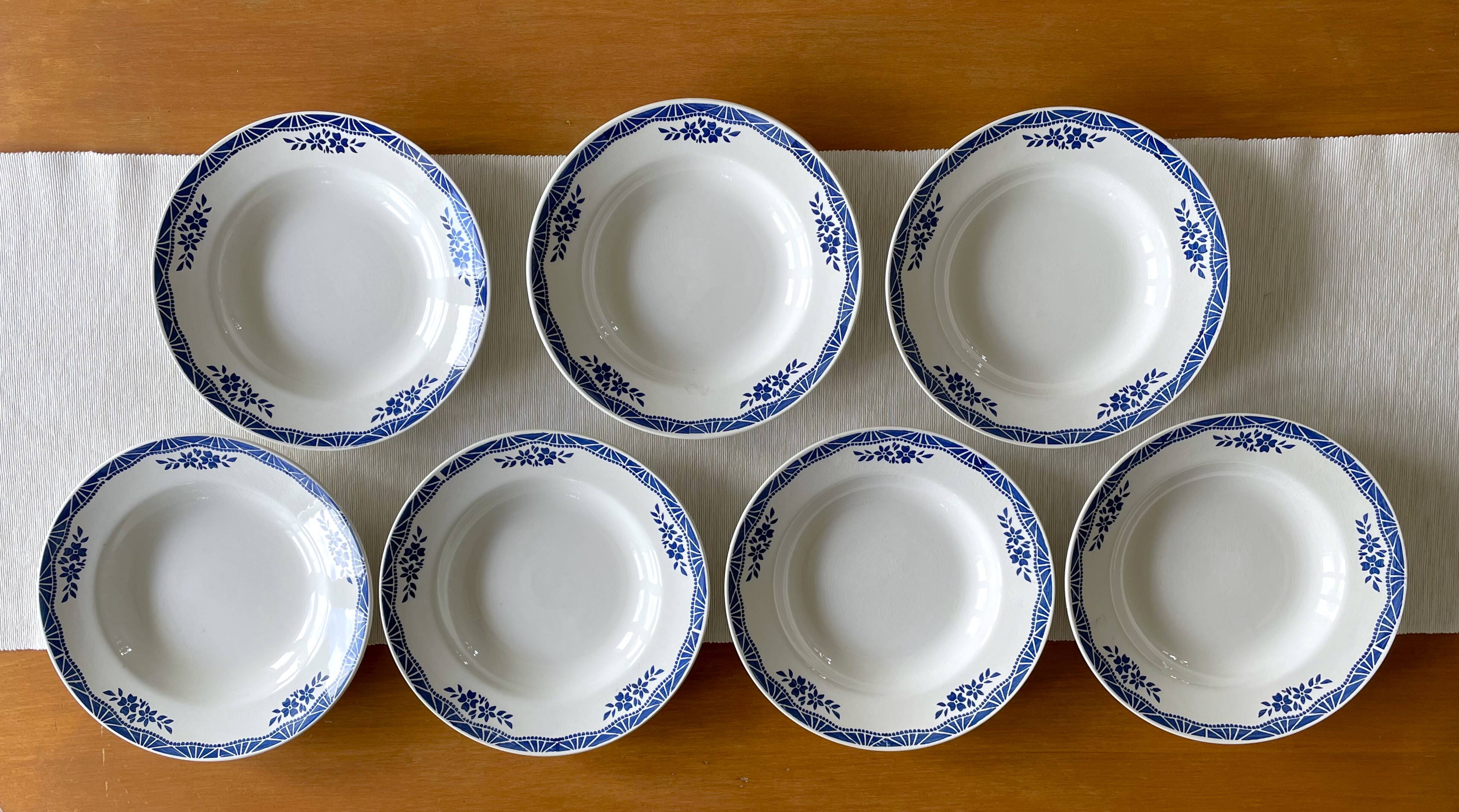 7 assiettes creuses anciennes en faïence de Saint-Amand (Nord)