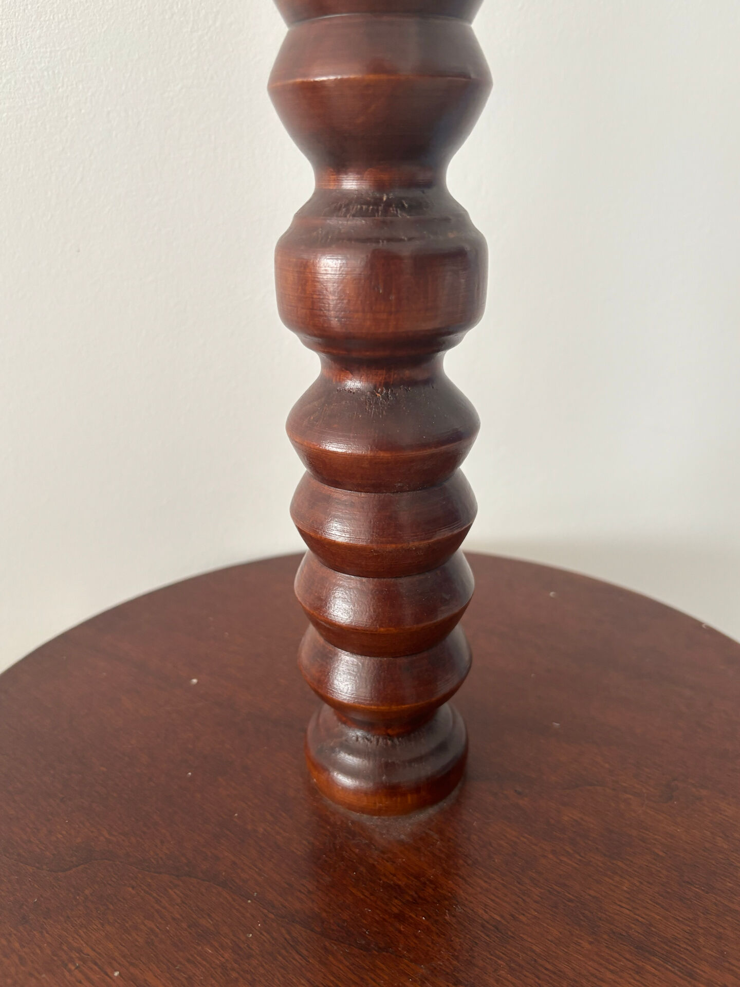 Lampadaire vintage en bois tourné avec tablette intégrée 