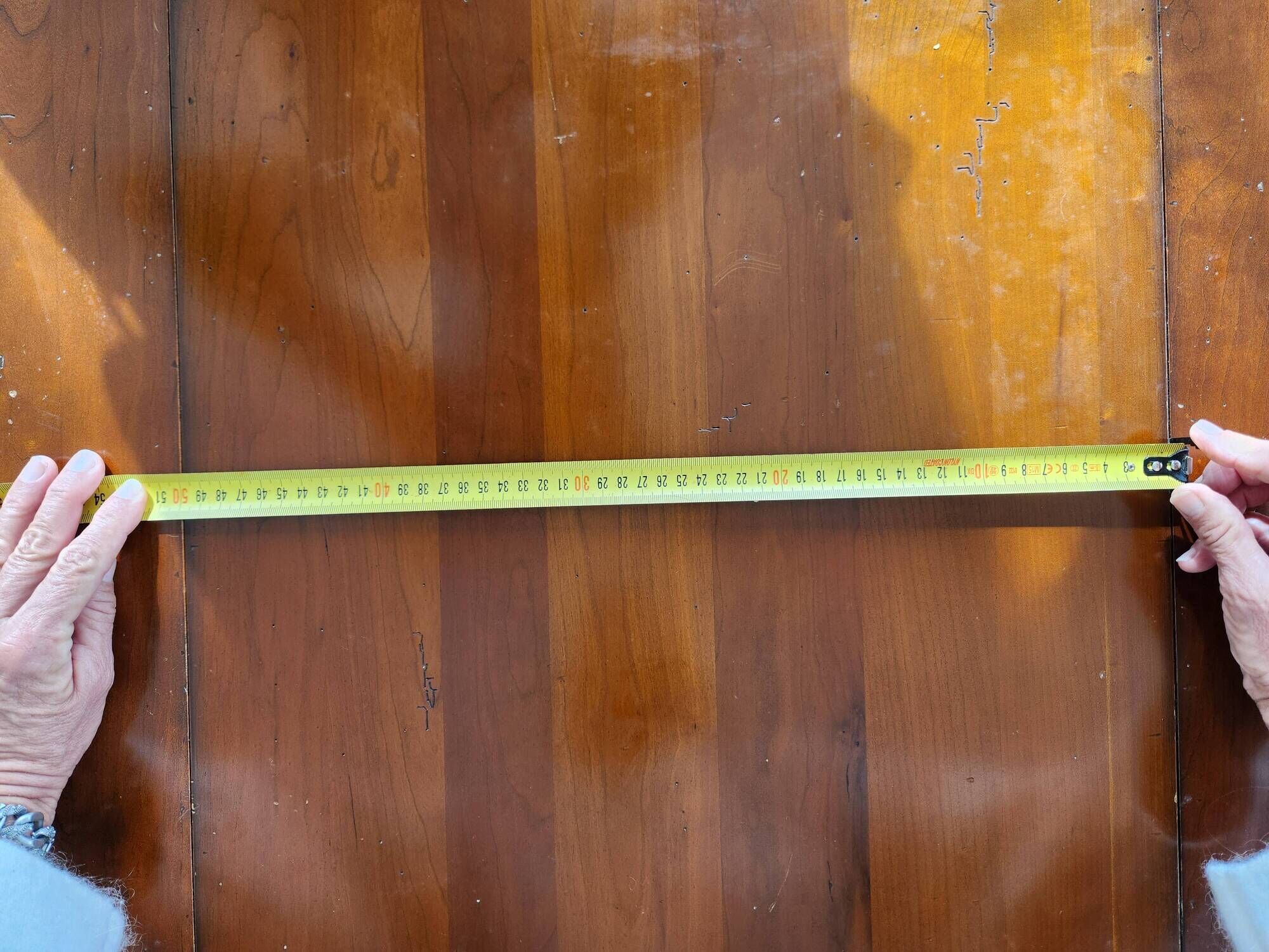 Round table with central leg 110cm extendable to 210cm