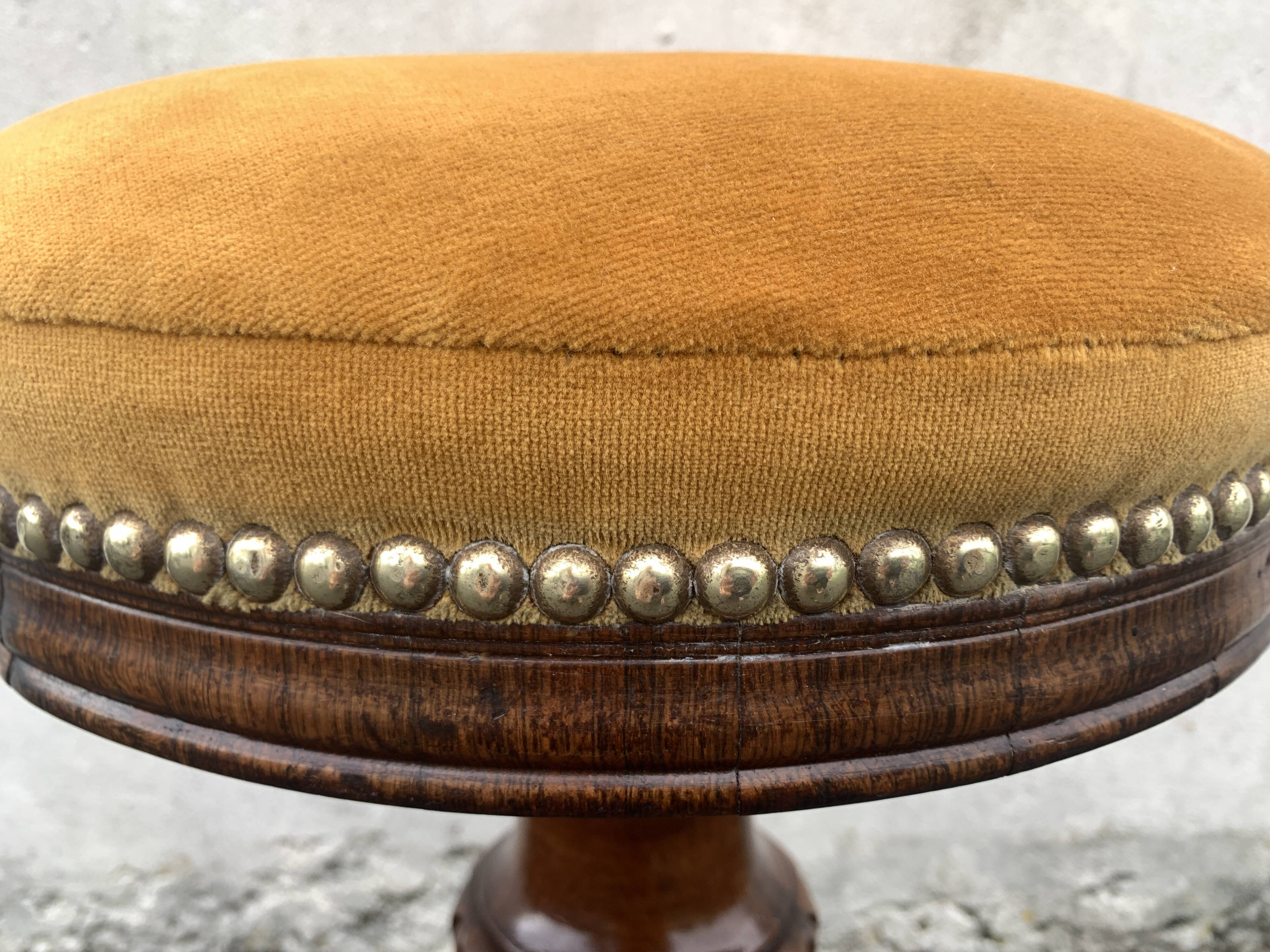 Height-adjustable Napoleon III piano stool, made of wood and yellow velvet