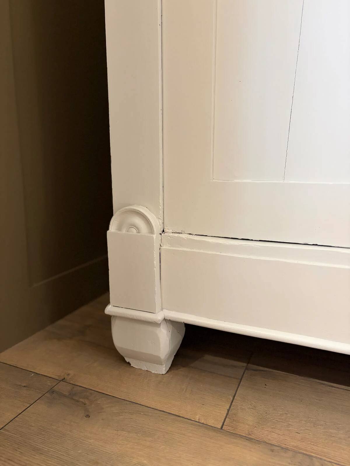 Buffet haut en bois peint - greige