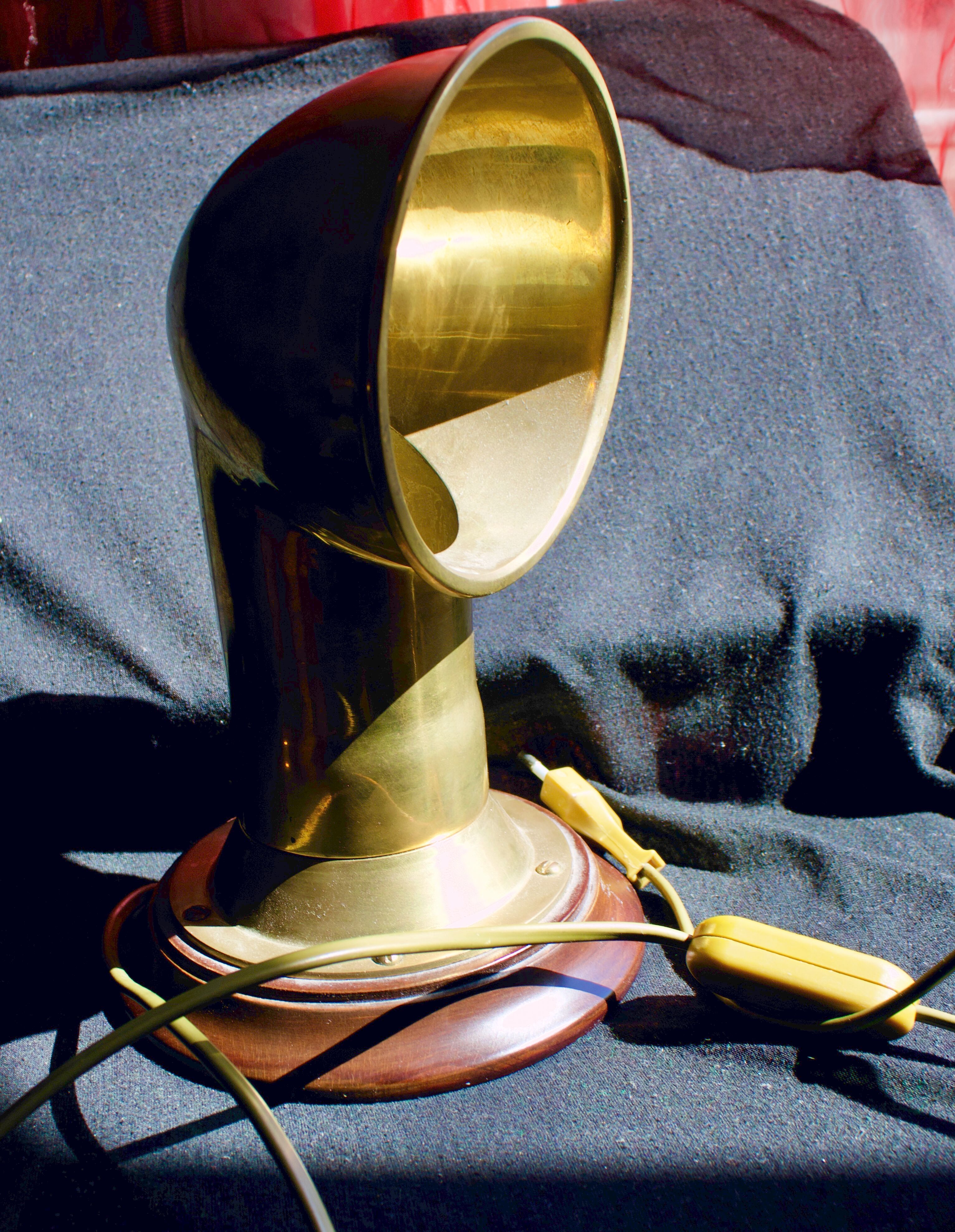 Table lamp in brass and wood