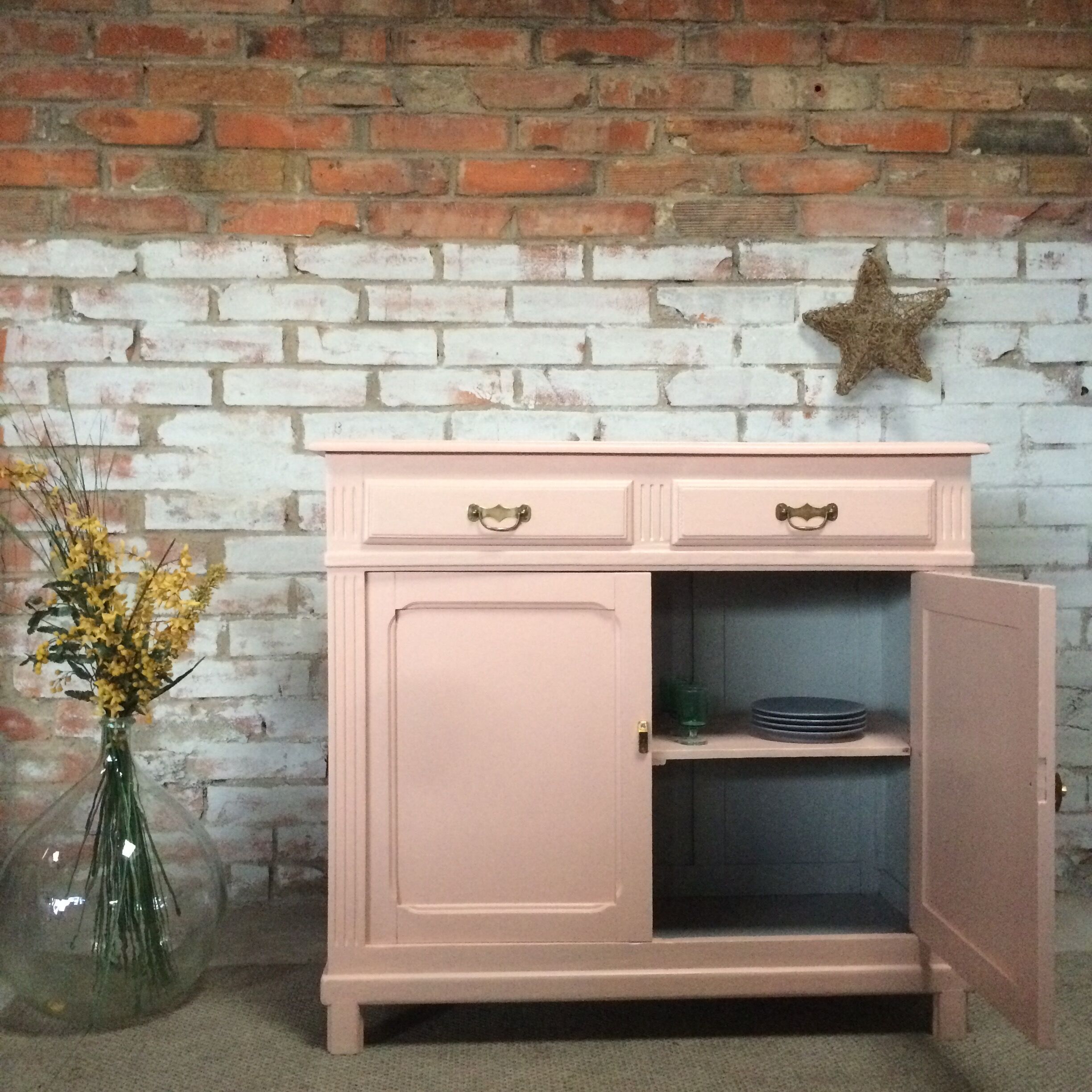 Buffet parisien vintage rose pâle