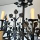 Lustre 12 lumières en fer forgé à décor de trèfles et feuillages