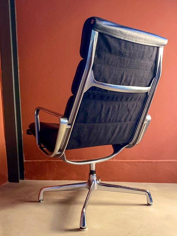 EA 216 armchair Herman Miller old edition