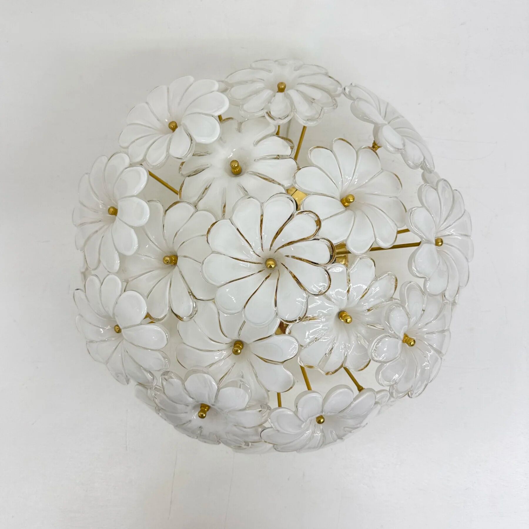 Plafonnier floral en verre blanc de Murano, italien, des années 1970.