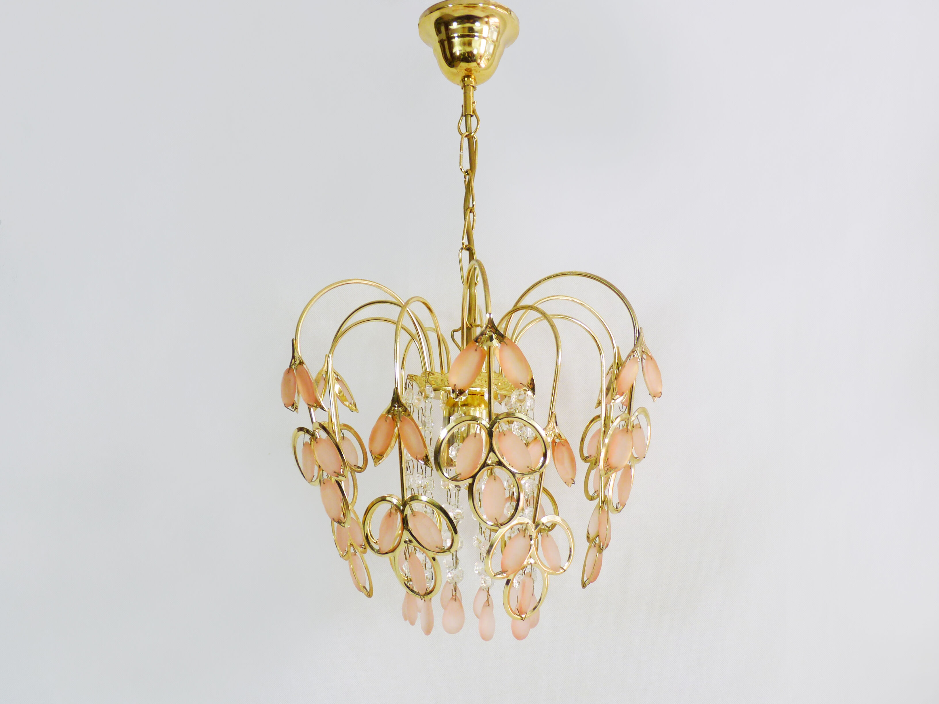 Lustre vintage suspension en métal doré et laiton feuilles en verre rose et pampilles. Année 70 80