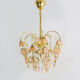 Lustre vintage suspension en métal doré et laiton feuilles en verre rose et pampilles. Année 70 80