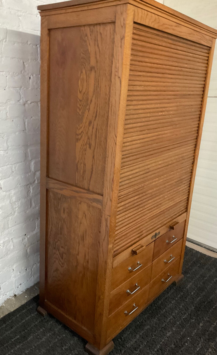 Notary furniture with wooden curtain