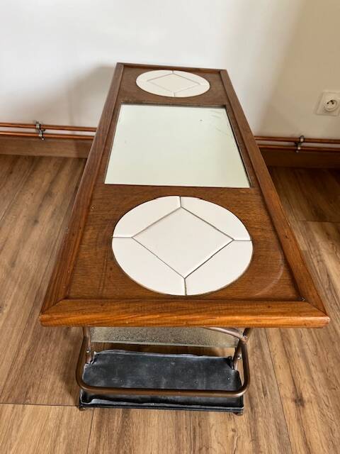 Table basse artisanale et fonctionnelle