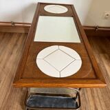 Table basse artisanale et fonctionnelle