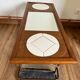 Table basse artisanale et fonctionnelle