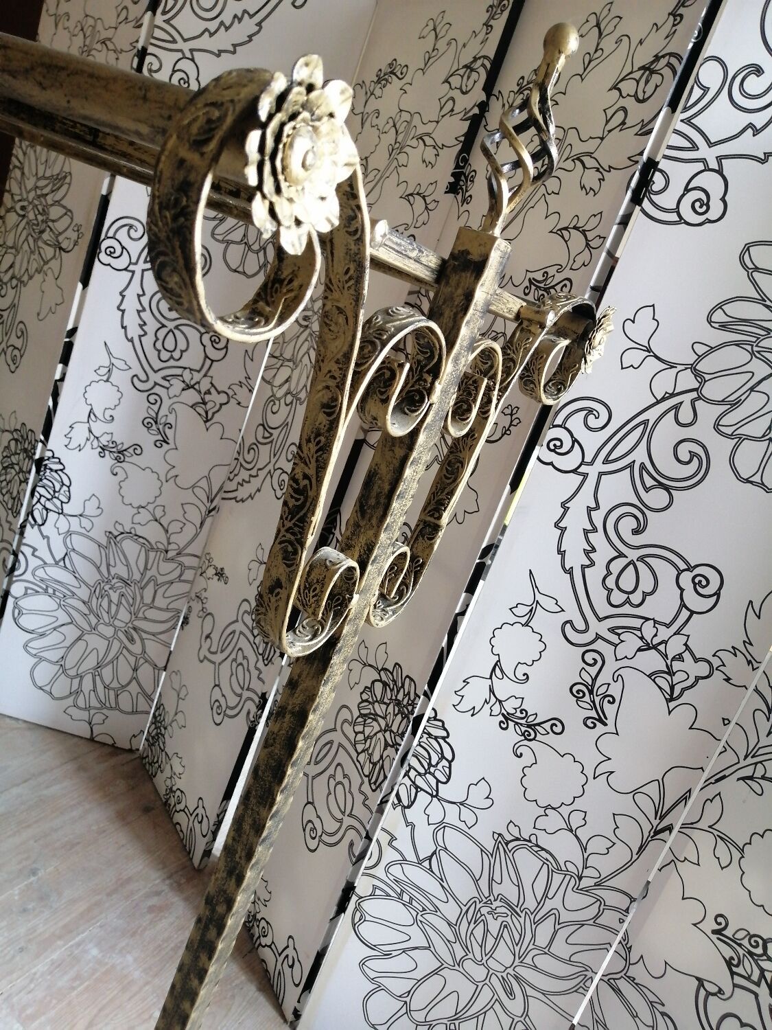 Clothes hanger in metal