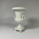 Vase de style Médicis en porcelaine de Paris blanche de la fin 19ème siècle
