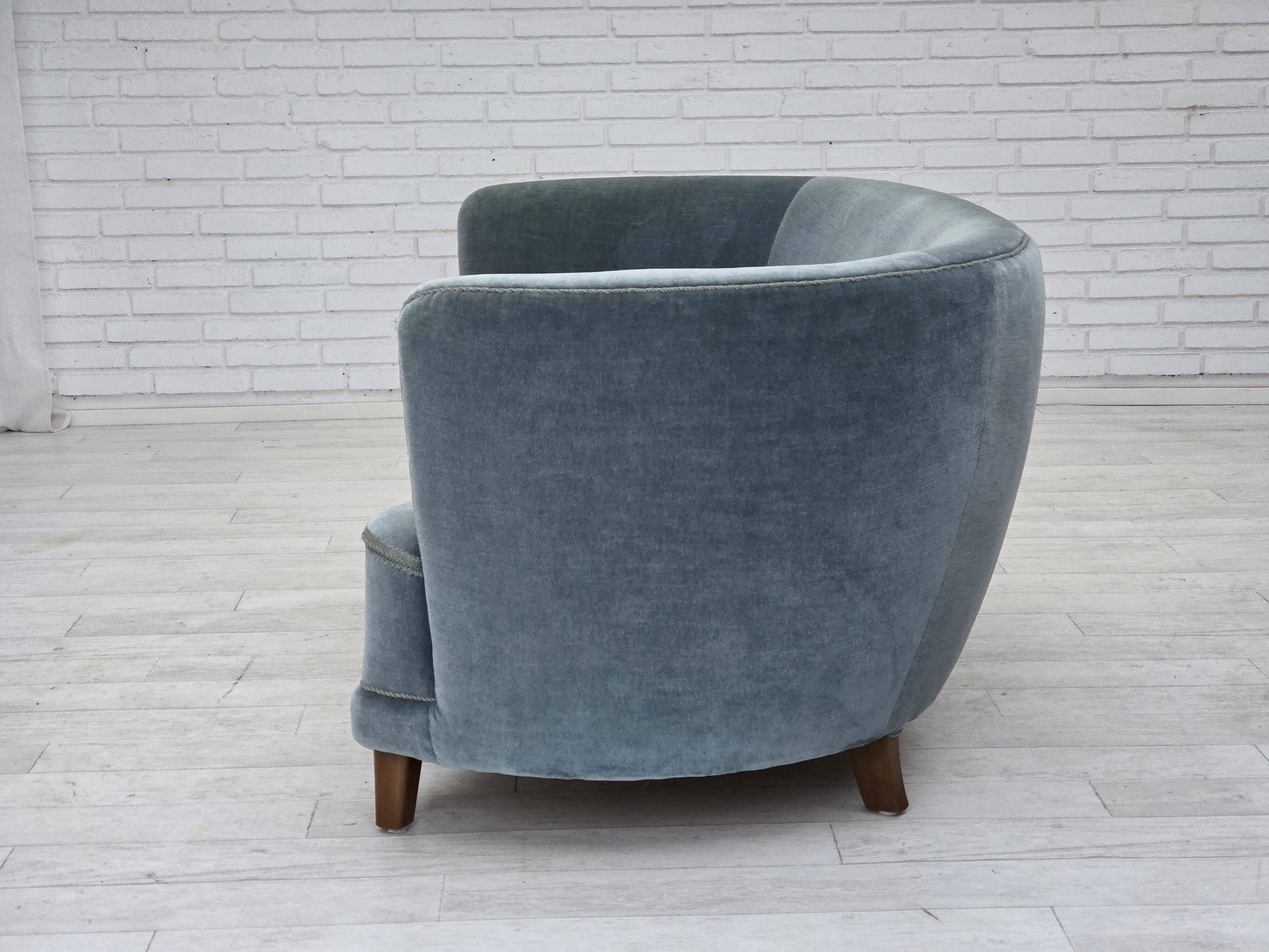 Canapé 2 places incurvé danois des années 1970, revêtement en velours bleu.