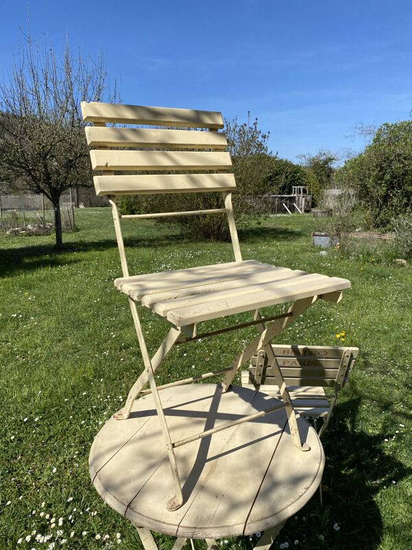 Table et 2 chaises de jardin en métal et bois beige marquées ''Bistrot Paris