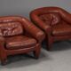 Paire de fauteuils en cuir caramel foncé