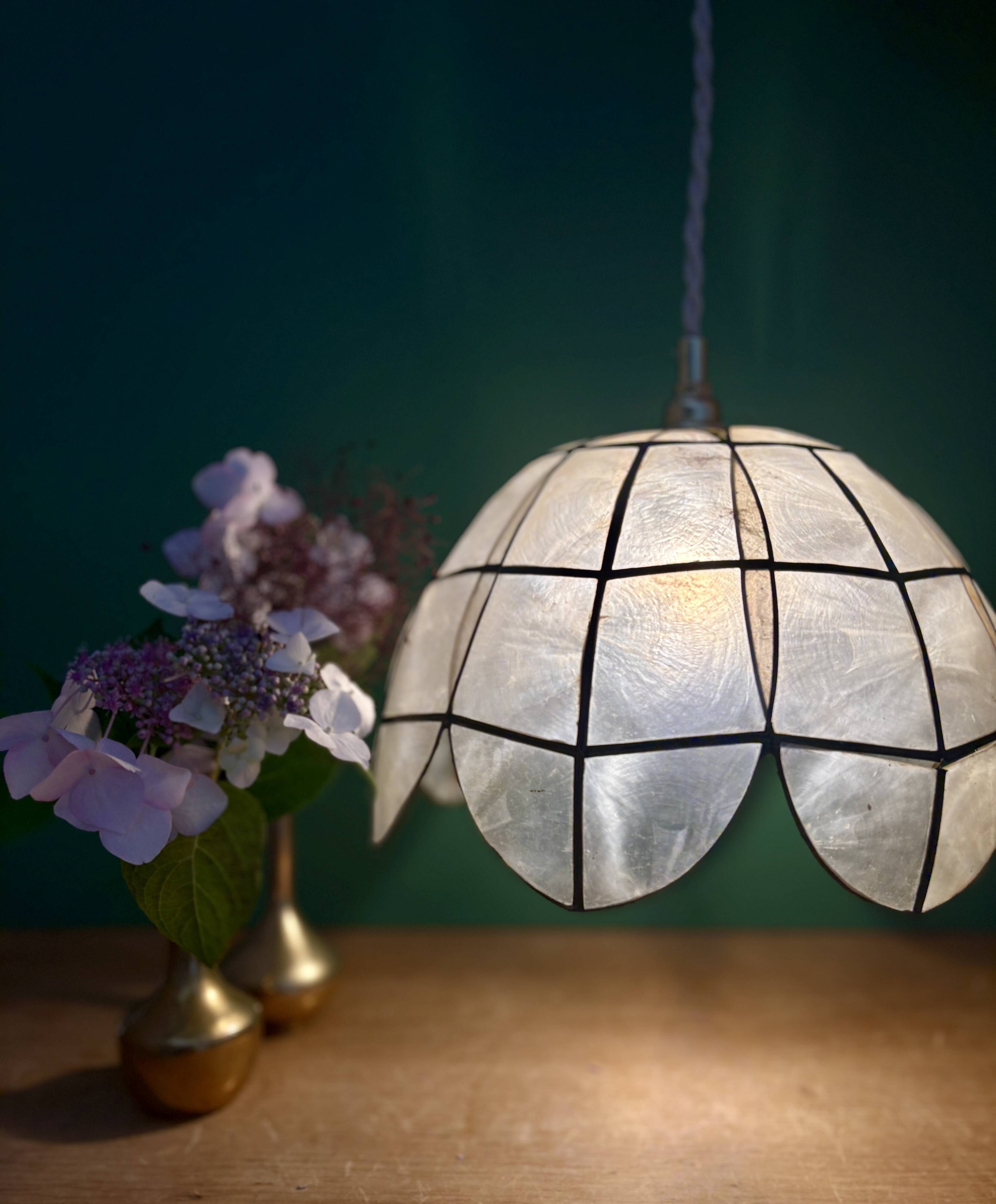 Vintage pendant light in mother-of-pearl and brass.
