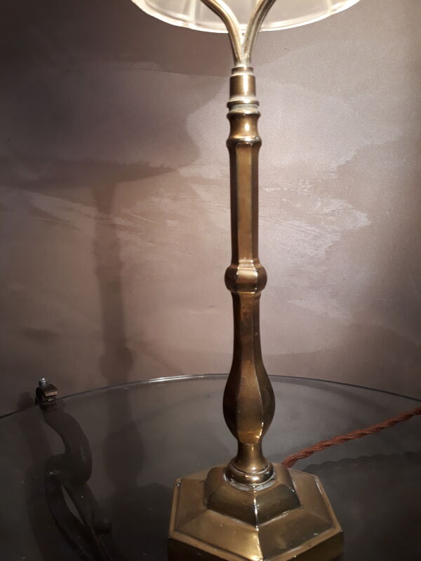 Lampe laiton et son verre moulé  en forme de cloche  ,  style art deco  1930  electrici