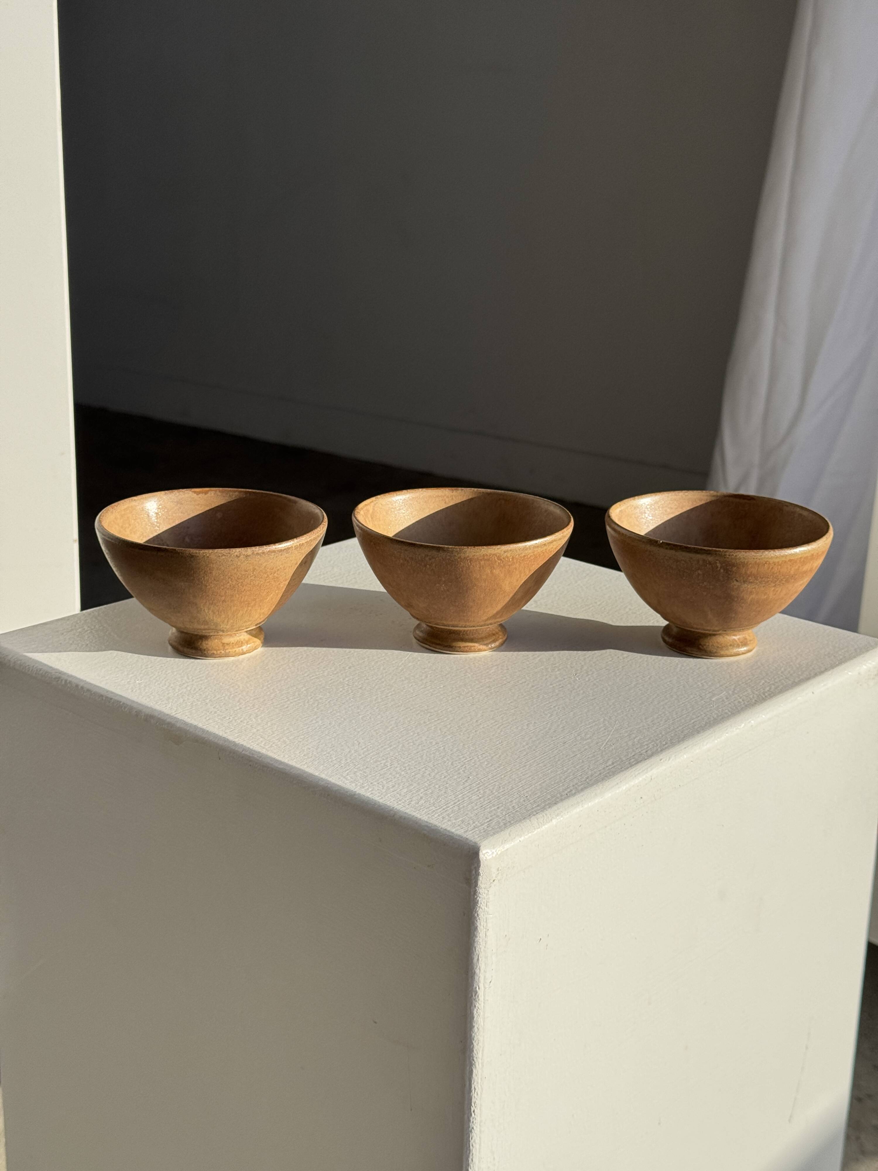 Set of 3 vintage mini bowls on foot, stoneware on pedestal H9 D10.