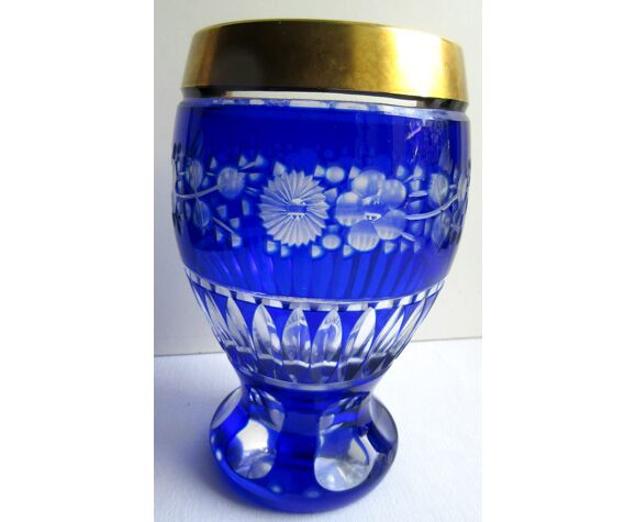 Vase cristal Overlay bleu blanc, ciselé, taillé Saint Louis | Selency