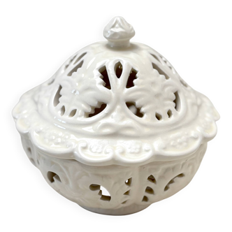Petite bonbonnière en porcelaine blanche ciselée - photophore