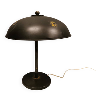 Ancienne lampe de table, probablement allemande et nous estimons qu'elle date d'avant la Seconde Guerre mondiale.
