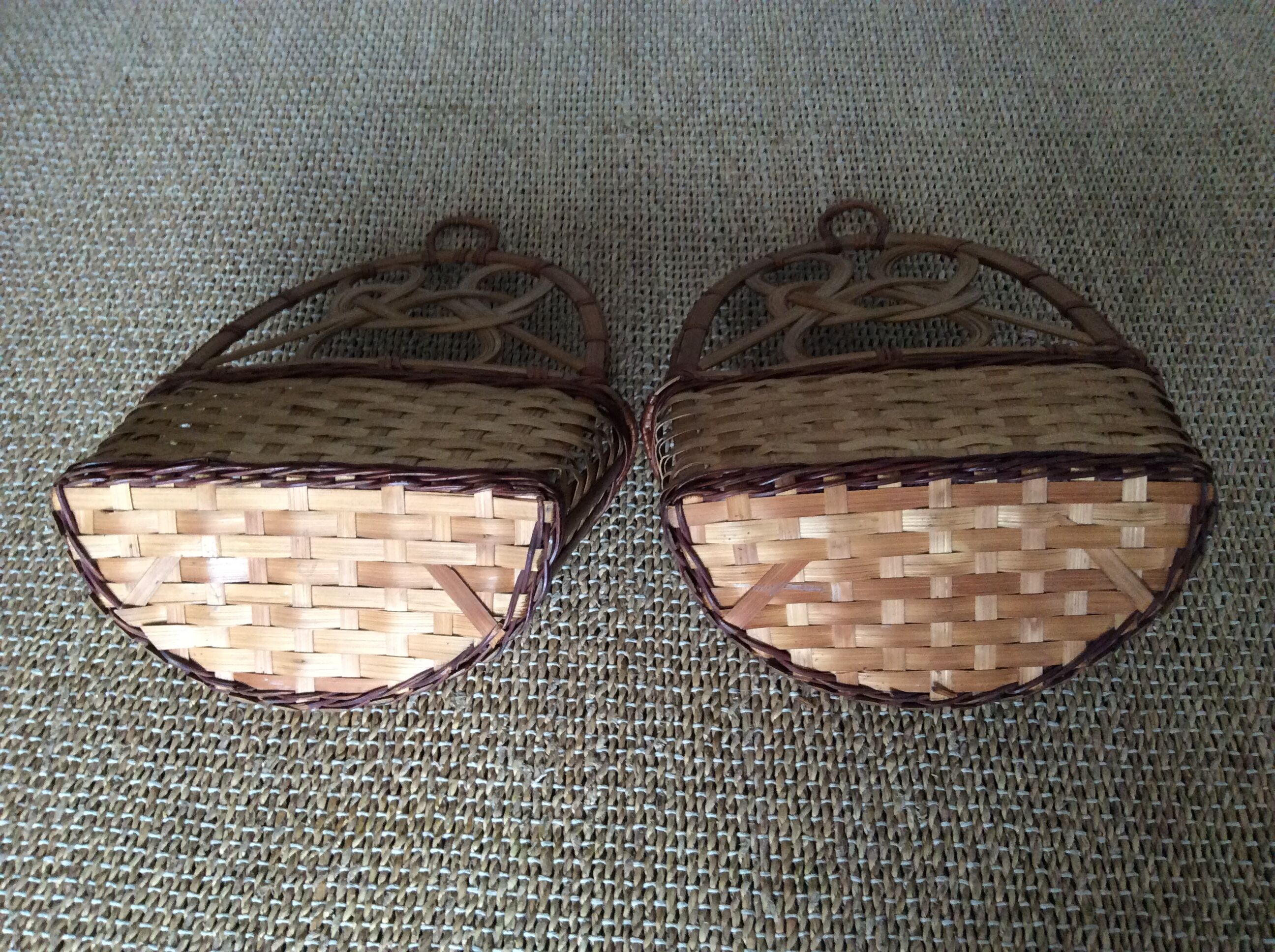 2 baskets to hang on the wall