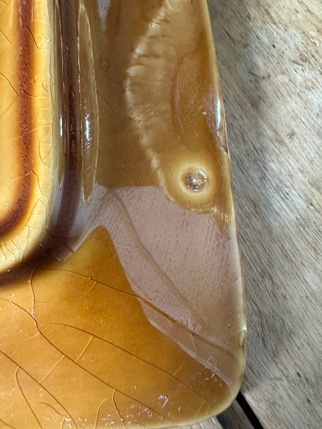 Petit plat à asperges en barbotine