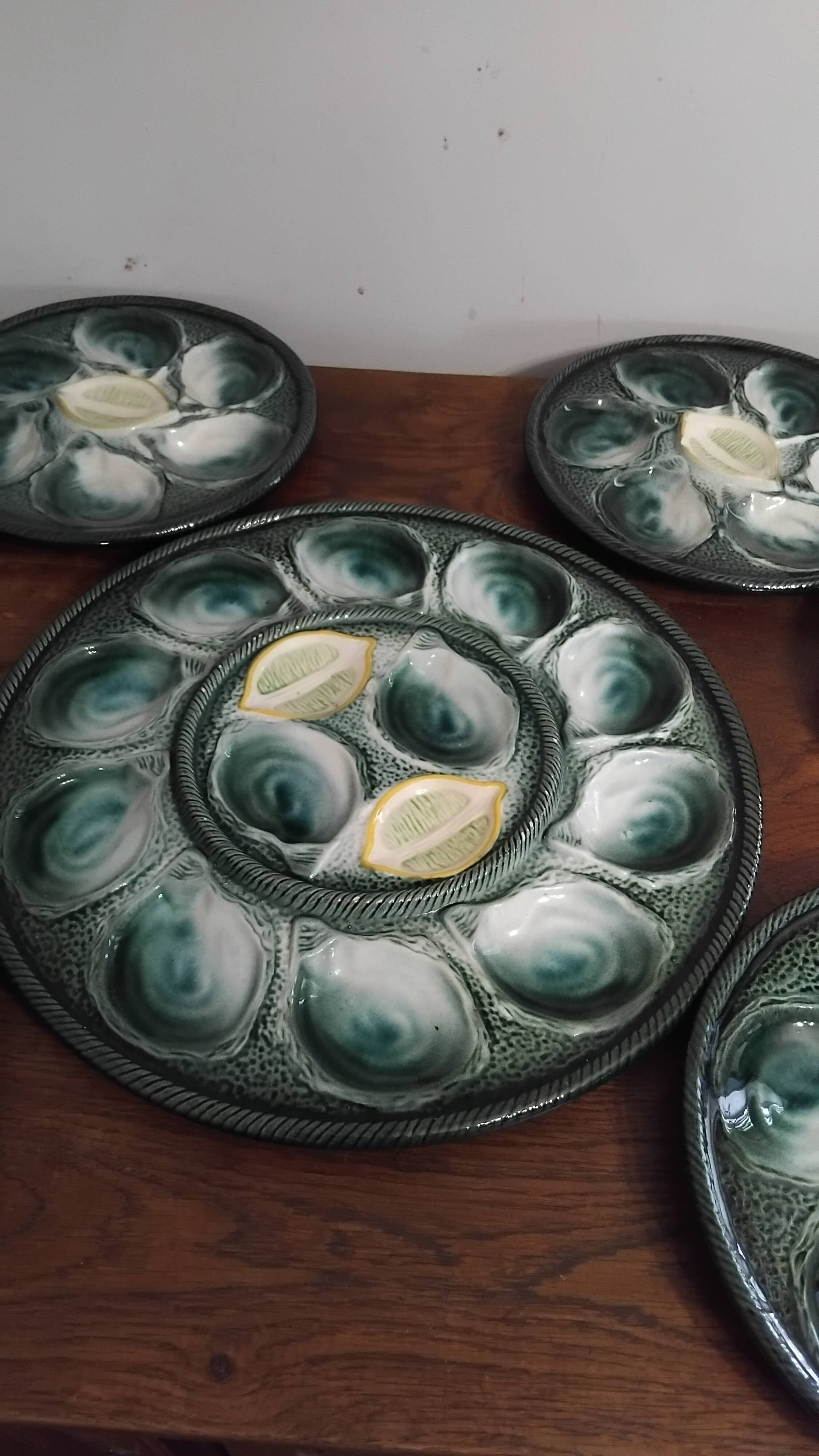 Set of six oyster plates and a Saint Clément dish.